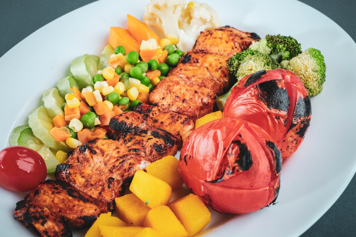 Gesund zubereitetes Essen mit Gemüse